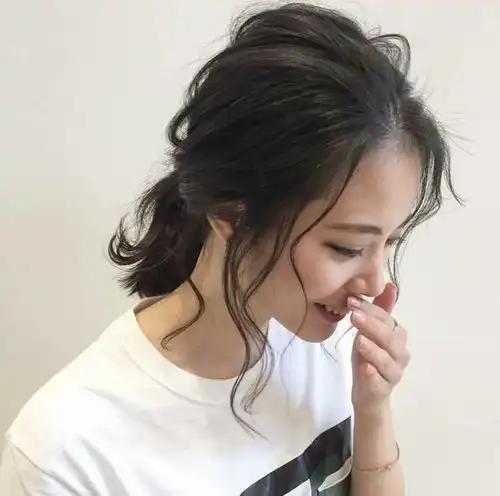 炎热夏季长发应该怎样扎