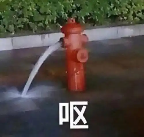 硬汉柔情巨石强森带娃,坐在板凳上替小女儿梳头发
