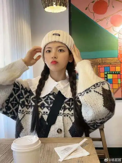 杨超越水手服造型清纯回眸的一瞬间感觉心动了