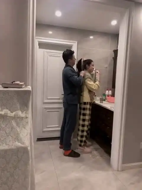 标准的女儿奴,闺女六年级了,还帮她梳头