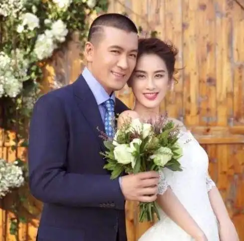 黄圣依打高尔夫意外秀出马甲线,生两个儿子,没有一丝妊娠纹