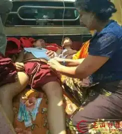 小和尚年幼无知把地雷当球踢玩了几天突然爆炸...