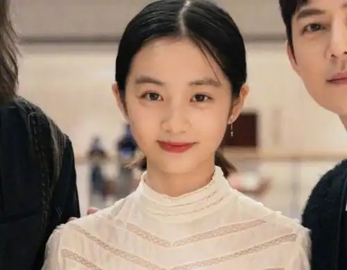 黄磊大秀14岁女儿近照,高挑身材直逼何炅身高吃啥长这么高的