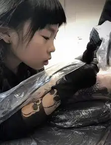 世界最年轻的纹身师,10岁的日本女孩,为了梦想一家不得搬离日本...