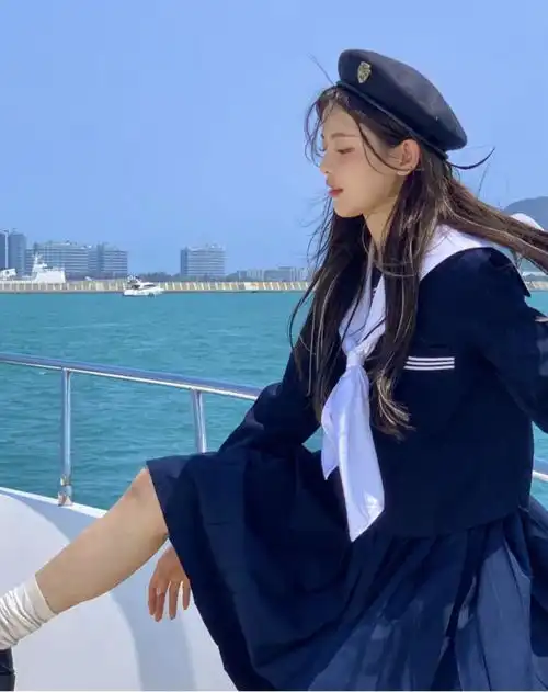 杨超越和闺蜜逛街被偶遇,扎丸子头美得发光,看海景美成漫画少女