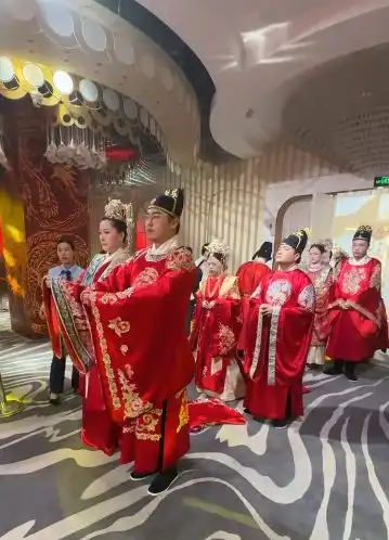 在武汉,七夕领证仪式感满格宣誓颁证中式集体婚礼剪纸送囍超浪漫