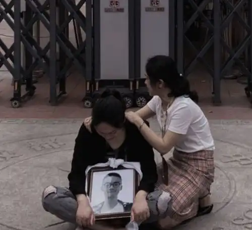 成都49中一学生坠楼身亡母亲一箱骨灰什么线索也看不到了
