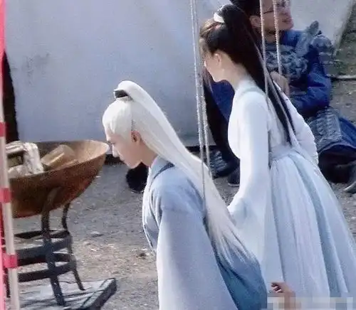 且试天下路透,杨洋白发造型仙气十足,与赵露思同框好有cp感