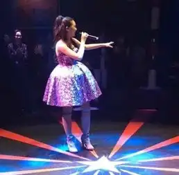 爸爸是巨星,妈妈是名模,14岁腿长1米10,被封最美星二代