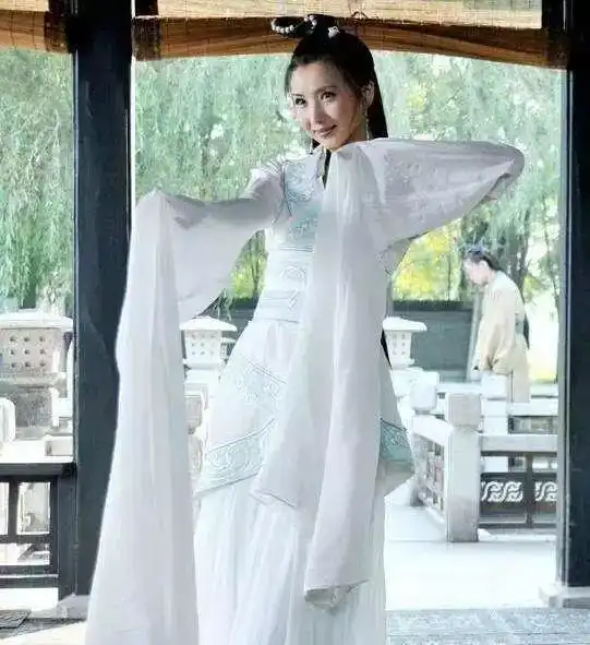 十三版演过貂蝉的女星,陈红惊艳,陈好难忘,但最不俗的却是她
