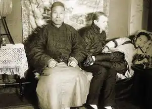 晚清老照片吸鸦片男人骨瘦如柴,女人任人摆布