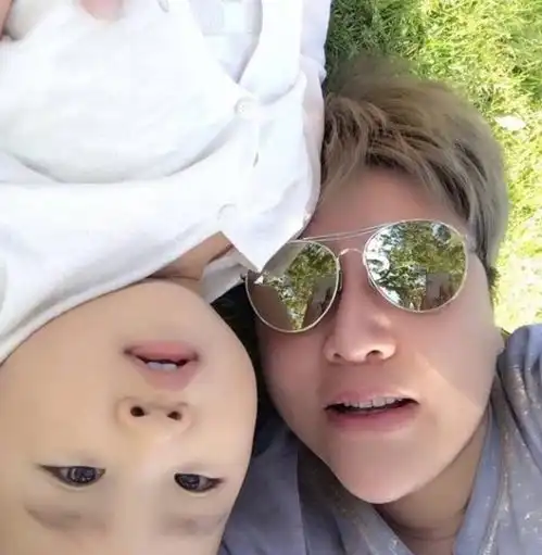 郭德纲现任妻子曝光看着好像是姐弟俩