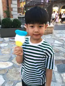 胡可晒带儿子游玩迪士尼照片安吉小鱼儿呆萌十足