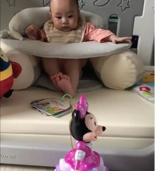杨怡女儿5个月就会坐,和玩具互动机灵专注,罗仲谦宠溺举高高