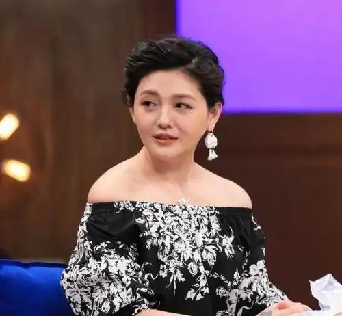大s去世后,张兰更新了一条博文,说要勇敢做自己评论区沦陷