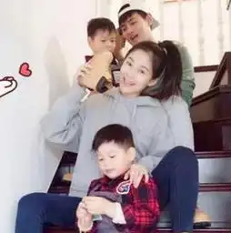 他们剧中是母子,戏外却是夫妻,还有对一模一样的双胞胎儿子