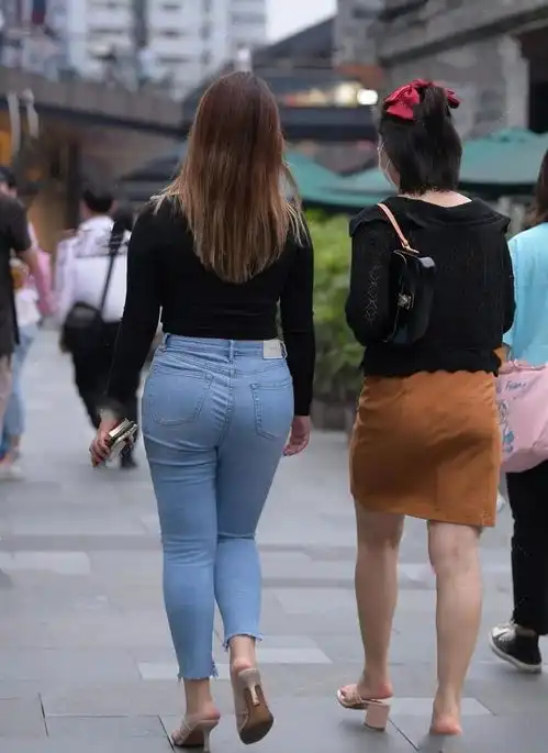 清新特别的打底裤穿出自然匀称美,带来清清爽爽的感觉,舒适养眼