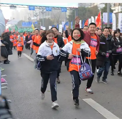 超萌今天的镜头给马拉松赛场上的萌娃们