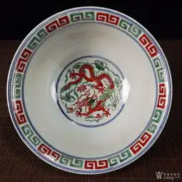 五彩双龙纹荷花图纹碗