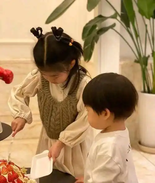 章子怡晒全家福替小女儿庆生儿子呆萌可爱,小苹果高颜值抢镜