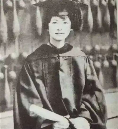 张爱玲不待见她,林徽因也讨厌她,而她却活成了童话中的模样