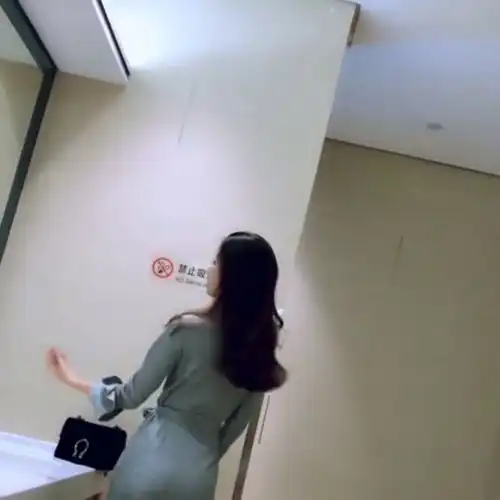 小姐姐是被镜子里的自己美到了吗连包包都不要了