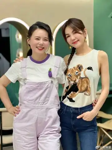 48岁龚琳娜晒混血儿子,母子三人像姐弟,18岁大儿子帅如年轻费翔