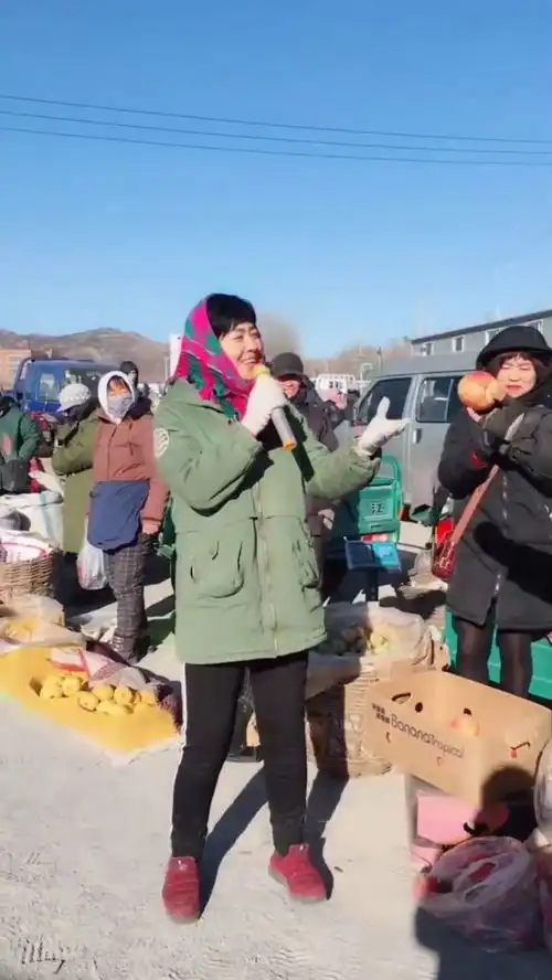 这个农村大姐火了,一开口这声音真好听,周围的人都听得很带劲