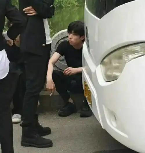 创4张嘉元未成年抽烟照被曝出,还没出道就翻车了