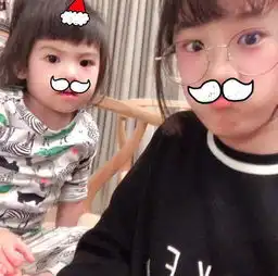 梧桐妹圣诞节晒家人合照,咘咘用力抱波妞大腿,波妞抗拒到模糊