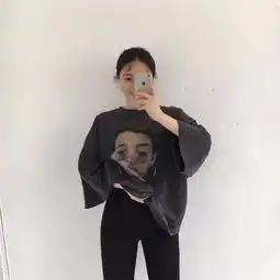 偏爱黑白色系的极简搭配风格