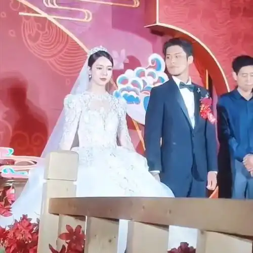 恭喜网红大杨哥结婚车队奢华包含五辆法拉利,新娘被指像吉娜