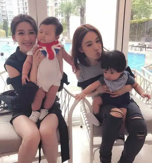 胡杏儿母子探班老公,坐在办公桌前,奕霆好奇的小表情萌化了