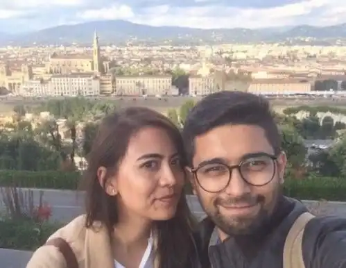 国外新婚夫妇旅游期间,拍下搞怪牵手照,逗乐众网友