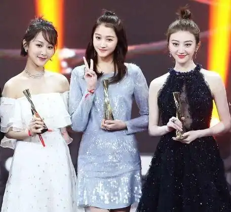 娱乐圈最干净女星,5个月被父弃养10岁又丧母,成名后父亲来认亲