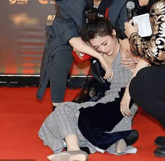 为翻红她改名,红毯冻晕倒,演5次女主都没火,凭一个背影却火了