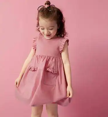 撒贝宁太宠女儿了全家出游搂着闺女不放,儿子剃光头穿短袖超萌