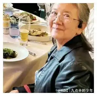 王力宏晒全家福,哥嫂罕露面,父母年老头发花白