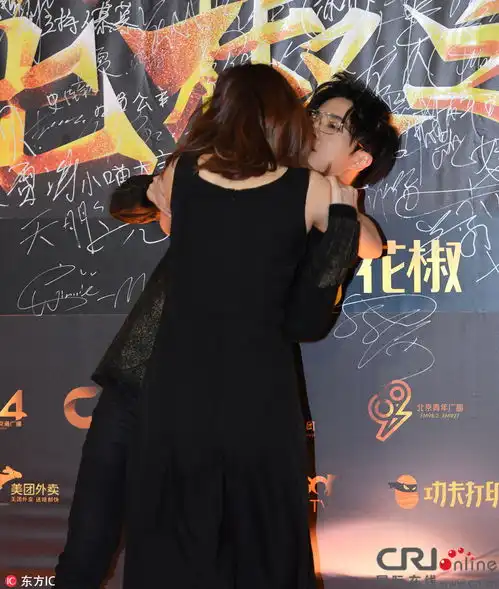 薛之谦遭疯狂女粉丝强吻赵韩樱子在红毯上晕倒