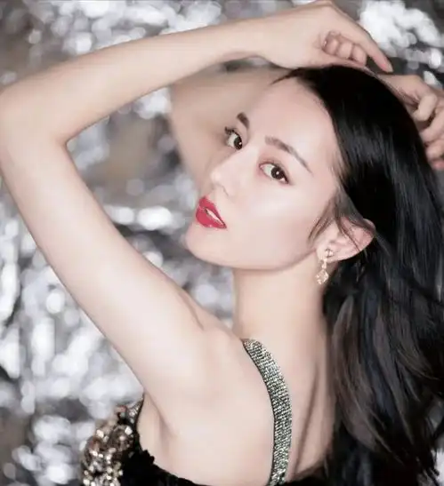 迪丽巴热是迪不修活动被拍生图,对比精修图令人感慨