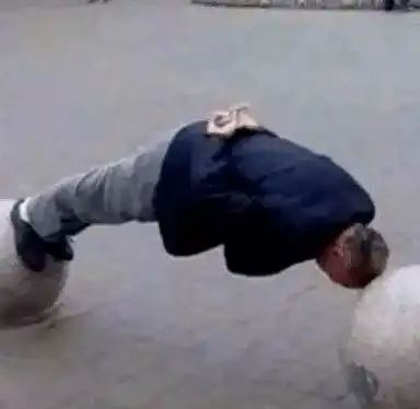 提醒大爷大妈头挂树上锻炼上热搜,体科所很危险老年人健身可找社体指导员