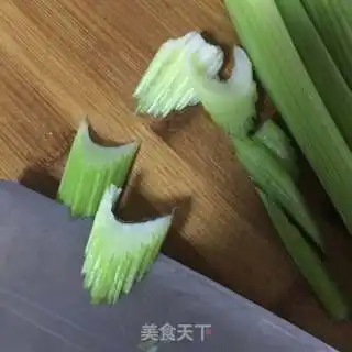 西芹炒百合的做法西芹炒百合怎么做harriet1003的菜谱