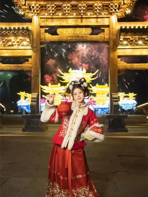 看,婺源徽韵灯会已经龙重灯场新年氛围感拉满
