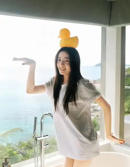 有一种浴缸美女叫迪丽热巴叼着红玫瑰的一刻,仿佛心脏10级暴击