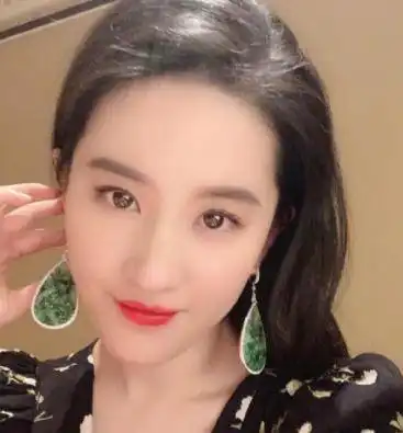 神颜刘亦菲晒私照,偌大的翡翠耳饰很是抢眼尽显甜美气质