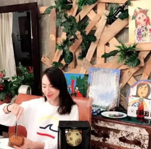 与李泽楷分手添实锤郭嘉文现身心情差,闺蜜曝拒采访原因