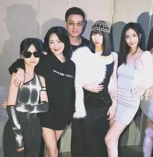 小s秀新纹身,寓意温馨又好笑,具俊晔帮忙纹,接手老婆的2大代言