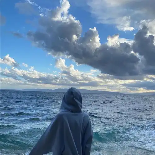share背景图有人为你撑伞是不是就会忘记陪你淋雨的人