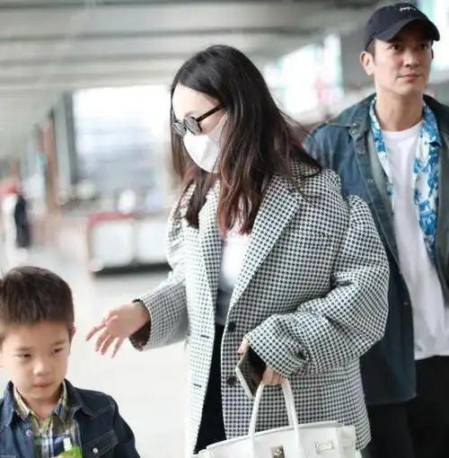 霍思燕一家三口走到机场,但他们的衣服显示出孕妈的样子