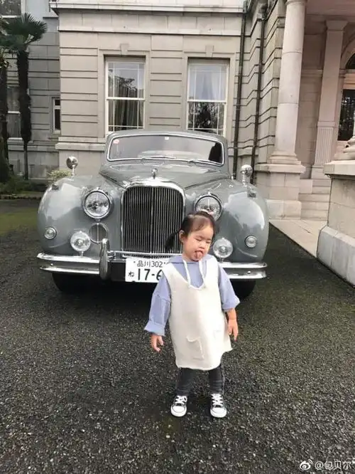 包贝尔晒女儿近照饺子吐舌搞怪